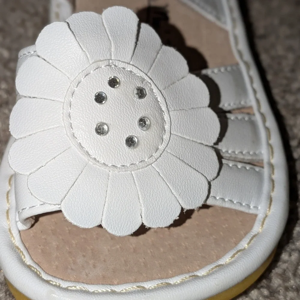 Little Mae's Boutique White Daisy Squeaky Sandals Toddler Girl Size 7 Rhinestone